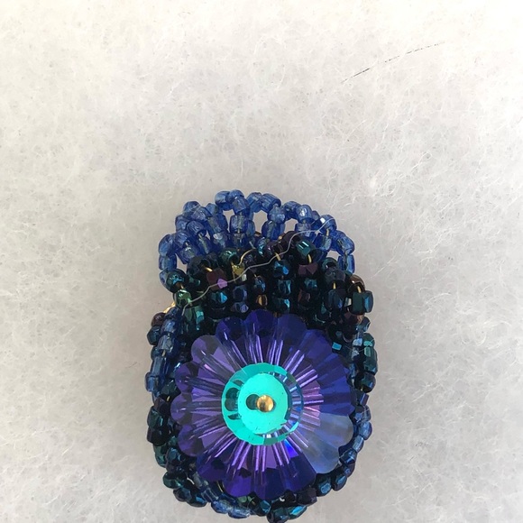 Vintage blue rhinestone and seed bead clip on earrings - Picture 3 of 4